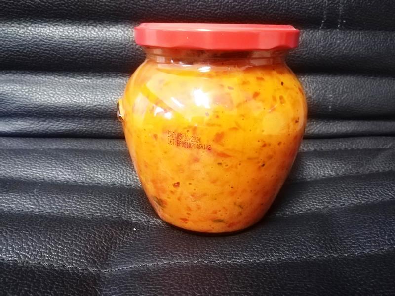 Pečena paprika u staklenci od 550 g.
Sastojci: pečena crvena paprika, pečena crvena ljuta paprika, pasirana rajčica, češnjak, peršin, suncokretovo ulje, sol,  šećer, ocat.
Proizvod je pasteriziran.