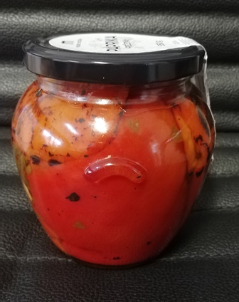 Pečena paprika konzervirana u octu u staklenci od 550g.
Sastojci:pečena crvena paprika, češnjak, peršin, voda, sol, šećer, ocat.