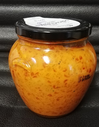 Ajvar od pečene paprike i patliđana u staklenci od 550g.
Sastojci: pečena crvena paprika, pečeni patlidžan, suncokretovo ulje, sol, šećer, ocat.