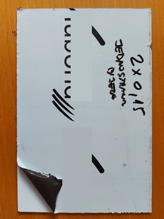 Aluminijski kompozitni paneli izrađeni od jezgre od plastične mase (polietilena) obostrano laminirane folijom od nelegiranog aluminija debljine od 0,1 mm - 0,2 mm. Paneli su obostrano premazani različitim bojama te dodatno prekriveni zaštitnom folijom od plastične mase koja ih štiti od površinskog oštećenja tijekom transporta i rukovanja panelima. Ukupna debljina panela ovisi o debljini jezgre od plastične mase, a može biti od 2 mm - 6 mm. Paneli se isporučuju u obliku pravokutnih ploča širina od 1000 mm - 2050 mm i dužina od 1000 mm - 6000 mm.
Paneli se koriste za izradu obloga ili panela za reklame.