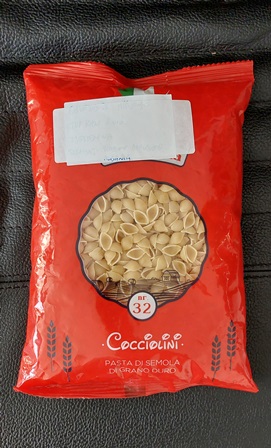 Tjestenina u obliku školjkica, u izvornom pakiranju u vrećici od 500 g. Sadrži: brašno durum pšenice i vodu, bez dodatka jaja. Tjestenina nije kuhana niti punjena.
Priprema se kuhanjem u vodi 7-8 min.