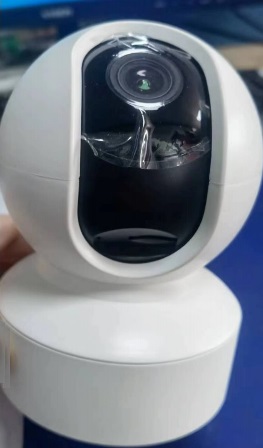 Digitalna nadzorna kamera namijenjena za montažu u unutarnjim prostorima. 
Kamera ima sljedeće tehničke značajke: plastično kućište dimenzija 65 x 65 x 119 mm, rezolucija: Full HD 1080p (1920x1080 px), kut rotacije: horizontalno 0° do 360 °; vertikalno 12° - 90 °, mogućnost dnevnog snimanja i infracrvenog noćnog snimanja, podrška za micro SD karticu do 128GB, dvosmjerna audio komunikacija, funkcija alarma kod detekcije pokreta, funkcija automatskog zakretanja  u smjeru kretanja osoba, mogućnost slanja “push” obavijesti na mobilni uređaj korisnika (poruka i slika zaslona), bežično povezivanje putem WiFi 2.4 GHZ +  5GHz, stupanj zaštite: IP20 (za unutarnju upotrebu), video kompresija: H.264.
Spajanjem na WiFi mrežu, a pomoću namjenske aplikacije, kamera ima mogućnost prikaza trenutne snimke i pregledavanja snimki, pohranjenih na micro SD kartici, na mobilnom uređaju korisnika te upravljanja kamerom (zakretanje kamere).
Kamera se isporučuje u pakiranju zajedno s USB kabelom, ispravljačem i setom za montažu (nosač + vijci).