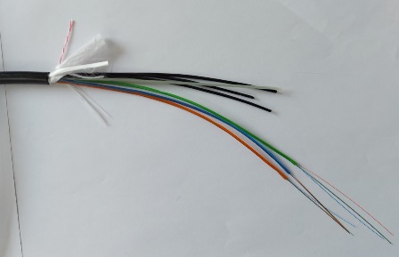 Kabel od monomodnih (jednomodnih) optičkih vlakana, izrađen od više pojedinačno obloženih vlakana, u zajedničkom vanjskom zaštitnom plaštu. Ovisno o izvedbi, snopovi od 2-24 vlakna, promjera 250 μm s obojanom primarnom zaštitom, labavo su postavljeni u 3-24 cijevi od PBT elastomera različitih boja. Centralni nosivi element izrađen je od plastične mase ojačane staklenim nitima, a vanjski nosivi element su staklene ili aramidne niti. Vanjski plašt izrađen je od polietilena visoke gustoće (HDPE).
Kabel je bez konektora, a upotrebljava se za telekomunikacije. 
Isporučuje se u dužinama cca. 4000 metara, namotan u kolutima. Kabel je vodootporan i otporan na UV-zračenje. Koristi se za vanjsku uporabu.