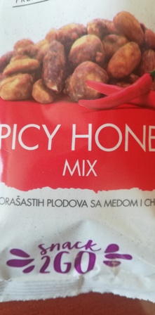Mješavina orašastih plodova i kikirikija s medom i chili paprikom u vrećici od 50g.
Sastojci: kikiriki oljušteni prženi slani sa medom i čilijem 50%, indijski orah prženi slani sa medom i čilijem 17,5%, badem jezgra pečeni sa medom i čilijem 12.5%, makadamijski orah pečeni sa medom i čilijem 7.5%, lješnjak pečeni sa medom i čilijem 7.5%, pekanski orah pečeni sa medom i čilijem 5%, šećer, med, morska sol.