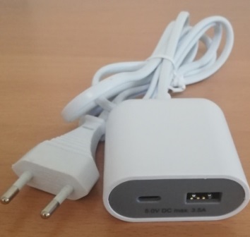 Pretvarač električne energije, tzv. „USB punjač“, koji se sastoji od ispravljača s dvije USB  priključne utičnice (tip A + tip C) u kućištu od plastične mase i trajno spojenog kabela dužine 1,5 m s euro utikačem na drugom kraju.
Pretvarač pretvara ulaznu izmjeničnu struju napona 110-250 V  (50/60 Hz, Max 0,6 A) u istosmjernu struju napona  5,0 V (3,5 A, Max 17,5 W). 
Karakteristike pojedinačnih USB izlaza:
-samo tip A – 5.0 V DC, 2.4 A, Max 12.0 W
-samo tip C – 5.0 V DC, 3.0 A, Max 15.0 W
Koristi se za napajanje raznih električnih uređaja s odgovarajućim priključcima.