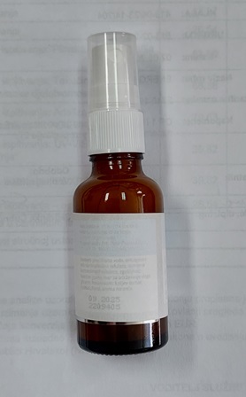 Tekući dodatak prehrani u obliku oralnog spreja koji sadrži vitamin D3.  Proizvod doprinosi normalnoj funkciji imunološkog sustava.
Ostali sastojci: pročišćena voda, glicerol, aroma, emulgator, konzervans, regulator kiselosti.
Proizvod se upotrebljava na način da se dnevno rasprši 1 potisak spreja direktno u usta.
Proizvod se isporučuje u staklenoj bočici od 30 ml.