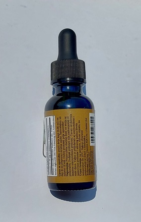 Dodatak prehrani pakiran u staklenu bočicu, s kapaljkom na vrhu, od 29,4 ml. 

Proizvod sadrži: viamin D3 (kolekalciferol) u otopini ekstra djevičanskog maslinovog ulja i srednje lančani triglicerid (MCT) (iz Palminog ulja).
Proizvod doprinosi normalnoj funkciji imunološkog sustava. Preporučena dnevna doza je 0,04 ml (dvije kapi).