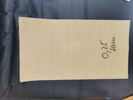 Gusto tkana tkanina od staklenih vlakana, prevučena slojem politetrafluoretilena. Tkanina je izrađena od pređe od staklenih filamenata u platnenom prepletu. Tkanina se isporučuje nesamoljepiva ili sa samoljepivim slojem i zaštitnim papirom, namotana na role širine 0,5m -1,5m, različitih debljina (0,08mm - 0,25mm).
Proizvod se koristi u područjima gdje je potrebna visoka mehanička čvrstoća, električna otpornost, vatrootpornost.