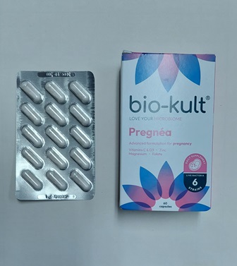 Dodatak prehrani s mineralima, vitaminima i živim kulturama mikroorganizama. Sadrži vitamin C, vitamin D3, cink i folat koji doprinose normalnoj funkciji imunološkog sustava te magnezij koji doprinosi smanjenju umora i iscrpljenosti.
Namijenjen je za podršku ženama prije, tijekom i nakon trudnoće. Proizvod je pakiran u kartonsku kutiju, primarno u blister pakiranje sa 60 kapsula. Primjena: Dvije kapsule dnevno uz obrok.