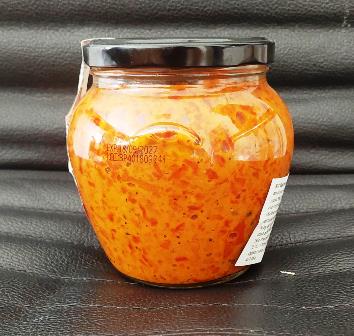 Ajvar od pečene paprike i patliđana u staklenci od 550g.
Sastojci: pečena crvena paprika, pečeni patlidžan, suncokretovo ulje, sol, šećer, ocat.