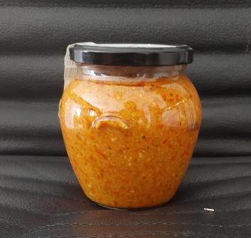 Blagi ajvar od pečene paprike sa sirnim pripravkom, u staklenci od 550 g.
Sastojci: pečena crvena paprika, zamjena za sir na bazi biljne mast, suncokretovo ulje, sol, šećer, ocat, češnjak.
Proizvod je pasteriziran.