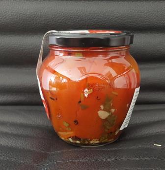 Pečena paprika konzervirana u octu u staklenci od 550g.
Sastojci:pečena crvena paprika, češnjak, peršin, voda, sol, šećer, ocat.