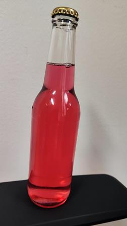 Alkoholno piće, mješavina fermentiranog i bezalkoholnog pića, u obliku bistre crvene tekućine, mirisa i okusa po malini, u izvornom pakiranju u staklenoj boci od 0,33 l.
Sastojci: voda, šećer, koncentrati soka od jabuke i maline, ugljični dioksid, limunska kiselina, aroma, boja, konzervans.
Volumni udio alkohola u proizvodu je veći od 0,5 %. Nadpritisak je manji od 3 bara.