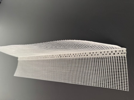 Građevinski proizvod, koji se sastoji od perforiranog plastičnog kutnika i mrežaste tkanine od staklenih vlakana, dimenzija 100x150x2500 mm.
Koristi se kao kutno ojačanje u građevinarstvu prilikom obrade kutova na termo fasadama, ogradama, stupovima, te za obradu kutova oko prozora i vrata.
U smislu vrijednosti i značaja u odnosu na uporabu, plastični kutnik određuje bitan karakter proizvoda.