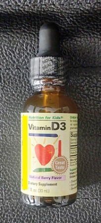 Dodatak prehrani, vitamin D3 (kolekalciferol), u obliku tekućine u bočici s kapaljkom od 30ml. Od ostalih sastojaka sadrži: glicerol biljnog porijekla, pročišćenu vodu i prirodnu aromu bobičastog voća.
Proizvod je namijenjen dojenčadi i djeci, a upotrebljava se kao nadomjestak vitamina D. Preporučeno doziranje je 8 kapi na dan.
