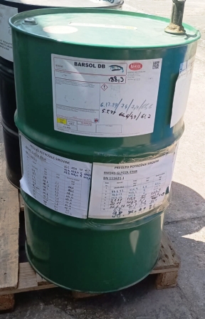 Organski kemijski spoj, dietilen glikol monobutil eter (CAS: 112-34-5), u tekućem obliku. Kemijski čist.
Koristi se za pripremu raznih premaza.
Pakiranje: bačve od 199 kg, zapremine 208 L