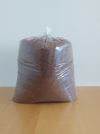 Prema izjavi podnositelja proizvod su sušeni, rezani, drobljeni, fermentirani listovi i vrhovi grančica biljke Aspalathus linearis (rooibos ili crveni grm) bez ikakvih dodataka. Proizvod je namijenjen za proizvodnju rekonstituiranog rooibosa.
Proizvod je pakiran u prehrambeno prihvatljivu ambalažu, papirnate vreće od 18 kg i  vreće od 450 kg od polipropilena s usipnim i izlaznim otvorom.