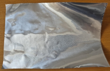 Višeslojna folija izrađena od aluminijske folije koja je s obje strane prevučena folijama od plastične mase. 
1)OPA (poliamid) - debljina sloja 25 ± 10% (22.5 - 27.5) µm
2)AL folija (Alloy 8021B) - debljina sloja 45 ± 8% (41.4 – 48.6) µm
3)PVC (polivinil klorid) – debljina sloja 60 ± 10% (54.0 – 66.0) µm
Folija se koristi se u farmaceutskoj industriji za izradu pakiranja za tablete i kapsule.
Aluminijska folija ima funkciju primarne barijere protiv vlage, kisika i svjetlosti, folija od poliamida (OPA) pruža mehaničku čvrstoću i otpornost na probijanje, a folija od polivinil klorida (PVC) pruža inertnu površinu za kontakt s lijekom i omogućuje toplinsko brtvljenje na foliju poklopca. Folija se isporučuje u svicima.
Obzirom na ukupni izgled folije te najvažniju ulogu u zaštiti proizvoda koji će se pakirati u buduća pakiranja, aluminijska folija daje bitnu značajku ovoj foliji u smislu općeg pravila 3b.