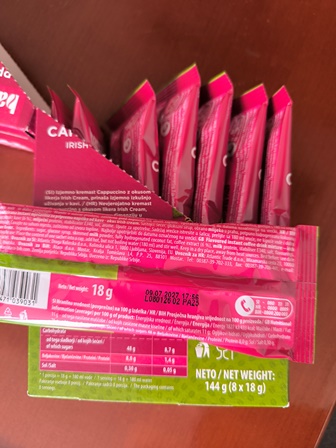 Pripravak za pripremu napitka na osnovi ekstrakta kave. Proizvod je pakiran u kartonsku kutiju koja sadrži 8 vrećica po 18 g pripravka. Sastojci: šećer, glukozni sirup, obrano mlijeko u prahu, potpuno hidrogenirana kokosova mast, ekstrakt kave 6%, mliječni proteini, stabilizator E340, sol, arome.
Priprema se s vrućom vodom.