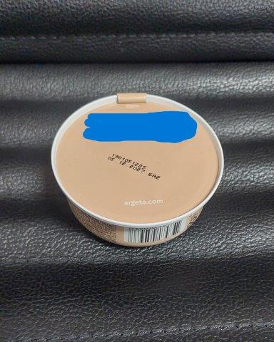 Namaz od slanutka u aluminijskoj posudi, neto mase 95g.
Sastojci: voda, kuhani slanutak 23%, biljno ulje (suncokretovo, repičino i sojino u promjenjivim udjelima), škrob (grašak, tapioca, krumpir, kukuruz), vlakna citrusa, biljne bjelančevine (grašak, krumpir), rižino brašno, prirodne arome, kuhinjska sol, začini, ekstrakt kvasca, ekstrakt paprike.
Proizvod je steriliziran.