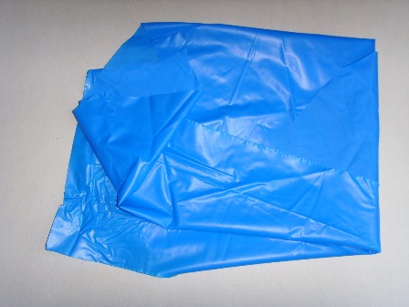 PVC film u balama. Proizvod nije ojačan niti na sličan način kombiniran s drugim materijalima. Udio plastifikatora je manji od 6%, a debljina je manja od 1 mm. Proizvod se isporučuje u balama širine 152 cm i 130 cm. Koristi se za izradu plažnih ležaljki i to kao danji dio ležaljke koji je u dodiru s tlom.
