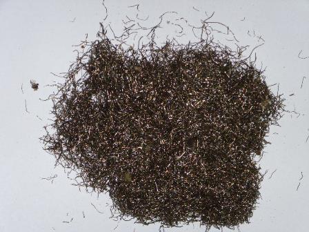 Čelična lomljevina od legiranog čelika  duljine otprilike do 10 mm i debljine do 2 mm. Udio legirnih elemenata (prema priloženoj dokumentaciji) : C 0,87%, Si 0,18%, Mn 0,63 %, P 0,011%, S 0,018%, Mo 0,42%. Proizvod se dobiva u postupku reciklaže gume gdje se čelična žica iz gume čisti i prerađuje (usitnjava) te se isporučuje kao sirovina u proizvodnji željeza ili čelika. Sadrži manje od 3% ostalih materijala (gume). Proizvod se isporučuje u rasutom stanju ili velikim vrećama.
 
Obvezujuće mišljenje je primjenjivo uz prilaganje dokaza kojim se potvrđuje da se radi o legiranom čeliku sukladno napomeni 1f uz poglavlje 72.