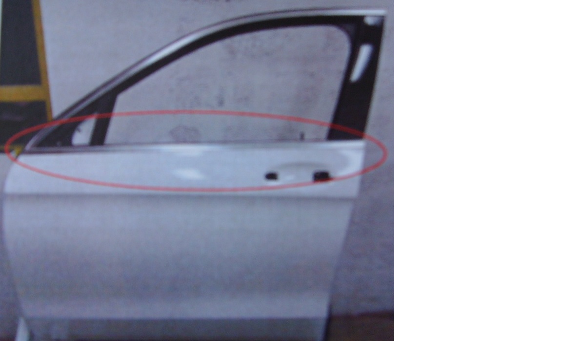 Ukrasna lajsna za vrata automobila izrađena od aluminija. Lajsna se montira na strugač stakla na vanjskoj strani vrata automobila i služi isključivo kao ukras.