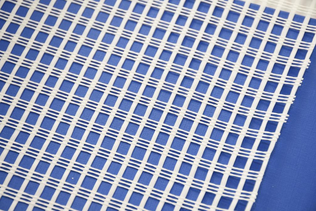 Objektív jellemzői alapján mechanikai kötésű, szőtt, 30 cm-nél szélesebb, üvegrostból készült hálószövet (nyitott szövet), mely műanyaggal bevont, és a szemnagysága hosszában és szélességében több mint 1,8 mm, a fajlagos tömege, több mint 35 g/m².
Az építőiparban, hőszigetelés során a vakolat megerősítésére szolgál.
Összetétel: Üvegszál és műanyag bevonat.