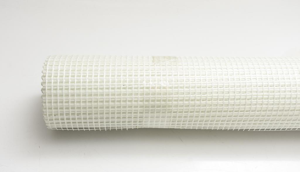 Objektív jellemzői alapján mechanikai kötésű, szőtt, 30 cm-nél szélesebb, üvegrostból készült hálószövet (nyitott szövet), mely műanyaggal bevont, és a szemnagysága hosszában és szélességében több mint 1,8 mm, a fajlagos tömege, több mint 35 g/m².
Az építőiparban, hőszigetelés során a vakolat megerősítésére szolgál.
Összetétel: Üvegszál és műanyag bevonat.