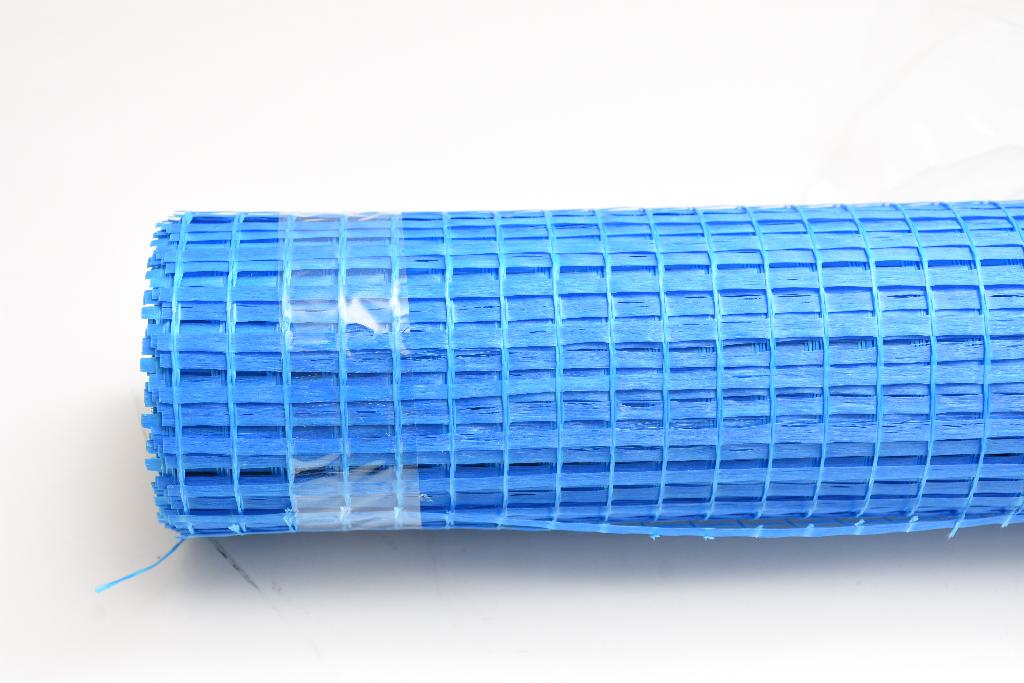 Objektív jellemzői alapján mechanikai kötésű, szőtt, 30 cm-nél szélesebb, üvegrostból készült hálószövet (nyitott szövet), mely  műanyaggal bevont és a szemnagysága hosszában és szélességében több mint 1,8 mm, a fajlagos tömege, több mint 35 g/m².
Az építőiparban, hőszigetelés során a vakolat megerősítésére szolgál.
Összetétel: üvegszál és műanyag bevonat.