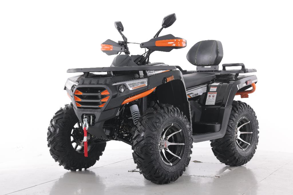 Új, négykerekű motoros jármű,
- gépkocsi típusú, Ackerman-elven működő kormányrendszerrel,
- szikragyújtású, belső égésű motorral,
- a motor hengerűrtartalma 270,6 cm3,
- gumiabroncsok nagy mintamélységű futófelületűek,
- hidraulikus tárcsafék elöl és hátul,
- automata váltó és hátrameneti fokozat,
- vonóhoroggal (a vonóhorog vontatási kapacitása: 600 kg, amely nem a jármű vontatókapacitását jelenti)) és csörlővel felszerelt,
- az energiát a kerekekre hajtótengelyek adják át,
- maximum sebesség 85 km/h,
- tömege menetkész állapotban 371 kg,
- üres/száraz tömege 260 kg,
- a gyártó által kiállított használati útmutatóban és típusbizonyítványban közölt, műszakilag megengedett fékezetlen vontatókapacitása 150 kg, mely nem haladja meg a jármű üres tömegének a kétszeresét.