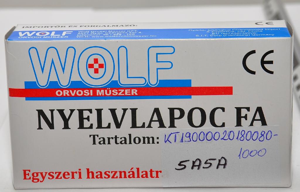 Az elvégzett vizsgálatok alapján a termék natúr színű, fából készült, 150 mm hosszú, 18 mm széles, 1,6 mm vastag, lekerekített sarkokkal kialakított spatula.
A rendelkezésre bocsátott információk alapján a termék egyszer használatos nyelvpolc fa. A jogosult nyilatkozat alapján a spatula kizárólag orvosi célra használható és az minden esetben egészségügyi intézmények részére kerül értékesítésre.
A termék kiskereskedelmi forgalom számára, papírdobozban (100 db/csomag) kerül kiszerelésre.