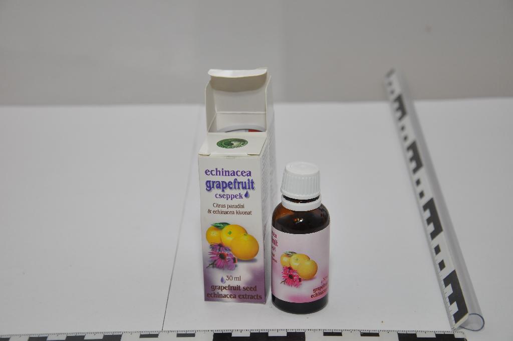 A rendelkezésre álló információk alapján a termék 30 ml-es üvegben kiszerelt, világos aranysárga színű, átlátszó, opálos, üledékmentes, alkoholos, citrusos, kesernyés illatú és ízű, fogyasztásra kész ital, amely 70,2 V/V% etilalkohol-tartalommal rendelkezik.
Étrend kiegészítőként való felhasználásra ajánlott. Javasolt adagolása naponta 2x10 csepp, vízzel, teával, gyümölcslével együtt fogyasztva.
A termék csomagoláson feltüntetett összetétele: Echinacea alkoholos kivonata, grapefruit mag alkoholos kivonata, víz. A csomagoláson feltüntetett tájékoztató alapján a termék támogatja a légúti rendszer és az immunrendszer egészségének fenntartását, kedvező hatást gyakorol a húgyutak egészségére. (A termék nem felel meg a 30. Árucsoport előtti Kiegészítő megjegyzések 1. pontjának.)