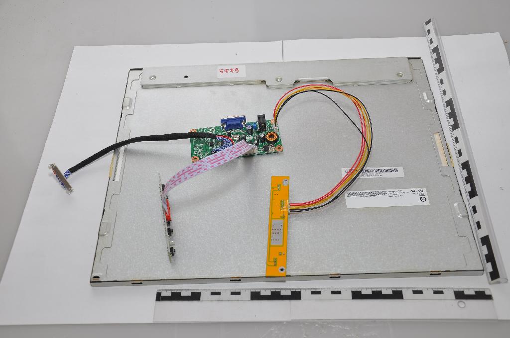 A termék két részből áll egy 39,7 cm * 32,5 cm-es, fémkeretes LCD panelből és vezérlő elektronikából. Az LCD panel hátoldalán egy LVDS csatlakozó bemenet látható. Az LCD panel hátlapján lévő védőlemez alatt lévő NYÁK-lapon különböző áramköri elemek (szalagkábel, LVDS csatlakozó, biztosíték, kondenzátor, ellenállás, tranzisztor, dióda, tekercs, IC) láthatóak.
A termék vezérlő elektronikai része egy fényes zöld színű, 51,7 mm * 107,2 mm-es téglalap alakú NYÁK-lapon található, mely tartalmaz 
-	egy hálózati DC csatlakozót, 
-	egy VGA csatlakozót; 
-	1-1 kábelköteggel hozzá van csatolva egy másik zöld színű, 21,8 mm * 104,1 mm-es téglalap alakú NYÁK-lap és egy sárga színű, 20,1 mm * 126,0 mm-es téglalap alakú NYÁK-lap, 
-	valamint egy kimeneti LVDS csatlakozó.
A termék játék-automatákba kerül beépítésre, azonban nem rendelkezik speciálisan kialakított kerettel, amely kizárólag játék-automatába történő beépítésre alkalmassá teszi. A termék kizárólag vagy elsősorban a 8471 vámtarifaszám alá tartozó automatikus adatfeldolgozó rendszerben használatos monitornak minősül a következő objektív jellemzőkre tekintettel: a látható képernyő méret; pixeltávolság; távirányító, hangszóró és kép a képben funkció hiánya; képarány; a fényerő; kontraszt; a vezérlőgombok jelenléte (vezérlőpanelen); az automatikus adatfeldolgozó rendszerekben általánosan használt interfészek.
A gazdálkodó nyilatkozata alapján a termék led megvilágítású, 19 coll méretű, VGA D-SUB 15 csatlakozóval és 12 V-os táp csatlakozó aljzattal van ellátva, egyéb csatlakozó nincs rajta. A termék A/D konvertert nem tartalmaz, hang kibocsátására nem alkalmas, áramátalakítót tartalmaz. Az LCD panellel bemutatott NYÁK lap VGA átalakítót tartalmaz, amely video-feldolgozáshoz szükséges elektronikát is tartalmaz. A termék az alábbi paraméterekkel rendelkezik: 482,6 mm (19,0”) képernyő átlóméret, 1280 (X3) x 1024 pixel felbontás, 0,294 mm pixeltávolság, 350 cd/m2 fényerő, 1000:1 kontrasztarány, 5 ms válaszidő, kapcsoló- és vezérlőgombok (vezérlő panelen). A termék videotunert és más televíziós jelek fogadására alkalmas elektronikát nem tartalmaz.
A gazdálkodó nyilatkozata alapján a panel összeszerelésre kerül kábelekkel és vezérlőpanellel, melyek egy időben, azonos darabszámban kerülnek behozatalra.