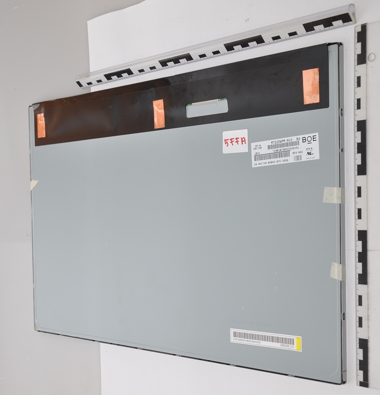 A termék egy 49,6 cm * 32,1 cm-es LCD panel, fémkeretes, kb. 8 mm vastag. Hátoldalán egy LVDS csatlakozó bemenet látható. A terméken található NYÁK-lapon különböző áramköri elemek (szalagkábel, LVDS csatlakozó, biztosíték, kondenzátor, ellenállás, tekercs, IC) találhatók. Vezérlőpanellel együtt kerül behozatalra.
A rendelkezésre álló dokumentáció alapján a termék a játék automatákba kerül beépítésre, de nem rendelkezik speciálisan kialakított kerettel, amely kizárólag játék automatába történő beépítésre teszi alkalmassá. A termék kizárólag vagy elsősorban a 8471 vámtarifaszám alá tartozó automatikus adatfeldolgozó rendszerben használatos monitornak minősül tekintettel a következő objektív jellemzőkre, mint például a látható képernyő méret; a pixeltávolság; távirányító, hangszóró és kép a képben funkció hiánya; a képarány; a fényerő; a kontraszt; a vezérlőgombok jelenléte (vezérlőpanelen); az automatikus adatfeldolgozó rendszerekben általánosan használt interfészek.
A gazdálkodó nyilatkozata alapján a termék led megvilágítású, 22 coll méretű. A termék A/D konvertert nem tartalmaz, hang kibocsátására nem alkalmas, áramátalakítót tartalmaz. A termék a következő paraméterekkel rendelkezik: 473,76 mm (22,0”) képernyő átlóméret, 1680 (H) x 1050 (V) pixel felbontás, 0,282 mm pixeltávolság, 250 cd/m2 fényerő, 1000:1 kontrasztarány, 6 ms válaszidő. A termék videotunert és más televíziós jelek fogadására alkalmas elektronikát nem tartalmaz. Az LCD panelhoz csatlakoztatott NYÁK lap (vezérlő elektronika) VGA D-SUB 15 csatlakozóval és 12 V-os táp csatlakozó aljzattal van ellátva, egyéb csatlakozó nincs rajta. VGA átalakítót tartalmaz, amely video-feldolgozáshoz szükséges elektronikát tartalmaz, így rendelkezik az LCD monitor lényeges jellemzőivel. A vezérlő elektronika frekvencia elosztót, video tunert, video konvertert nem tartalmaz.
A gazdálkodó nyilatkozata alapján a panel összeszerelésre kerül kábelekkel és vezérlőpanellel, melyek egy időben, azonos darabszámban kerülnek behozatalra.