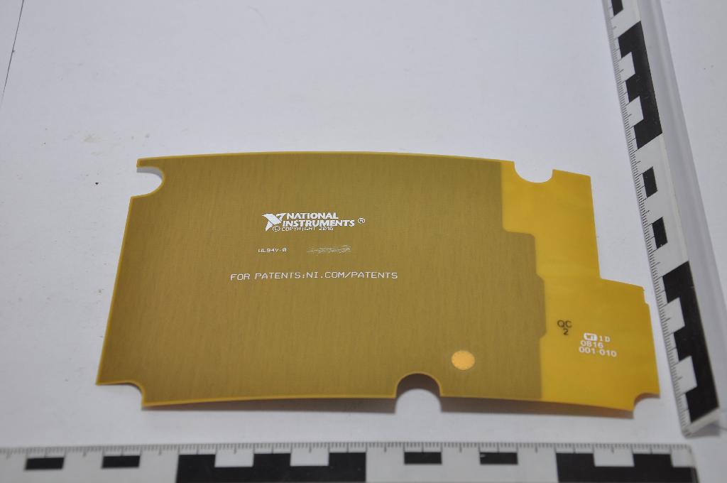 A termék egy áramköri lap, melynek a vastagsága 0,33 mm, ebből a rézréteg vastagsága 0,052 mm, epoxigyanta vastagsága 0,226 mm. A termékben található réz nem minősül finomított réznek.
Az elvégzett vizsgálatok alapján a termék egy matt sárga színű, öntapadós áramköri lap, védőpapírral ellátott. Méretei: 15,6 cm * 9,3 cm-es téglalap alakú, melyen 3 db kb. 12 mm átmérőjű félkör alakú kivágás, két sarkán 1-1 negyed kör alakú levágás, harmadik sarkában egy kb. 14 mm * 44,2 mm-es téglalap alakú kivágás látható.
A termék, mint elektromos árnyékoló szigetelőlap funkcionál egy statikus áramátalakító áramkörénél. Feladata, hogy az alatta elhelyezkedő elektronikai alkatrészeket védje, árnyékolja a kívülről érkező elektromágneses interferencia jelektől. A lap formája speciális kialakítású, megfelelően a védendő áramkör alakjához.
A termék egy áramköri lap, ami tartalmaz rézréteget, de nincsenek kialakítva vezetősávok. A lap anyaga üvegszállal erősített epoxigyanta és talkum. A termék összetétele: réz, epoxigyanta és talkum.
A terméken található rézfólia védi, árnyékolja az alatta elhelyezkedő elektronikai alkatrészeket, a rajta található epoxigyanta réteg a termék felragasztására szolgál, így a termék lényeges jellemzőjét a rézfólia adja.