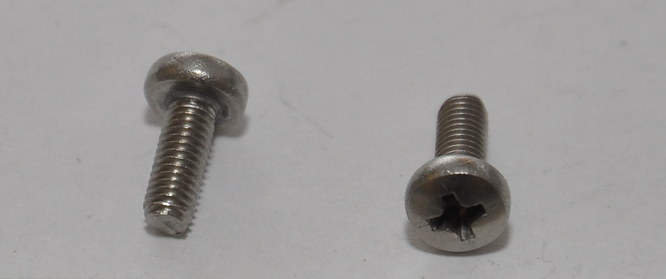 Az elvégzett érzékszervi vizsgálat alapján a termék 10,4 mm hosszú, fényes, fémszínű csavar. A fej 2,4 mm magas, 5,9 mm átmérőjű, domború, hengeres fejű, Phillips kereszthornyos kulcsnyílású. A csavarszár 8,0 mm hosszú, 2,9 mm vastagságú, teljes hosszában menetes, nem ritkamenetű, szára hengeres, nem vékonyodó. Vége lapos, kör keresztmetszetű, a csavaron alátét nem található. A termék nem állványcsavar, nem csavaros kampó, nem gyűrűs csavar, nem facsavar, nem önfúró, nem önmetsző, nem menetnyomó csavar.
A kérelmező nyilatkozata alapján a termék elektronikai termékekben kerül felhasználásra, oldható kötést hoz létre.
A kérelmező nyilatkozata alapján a termék anyaga rozsdamentes acél, melynek összetétele 18 m/m % króm, 8 m/m % nikkel maximum 0,08 m/m % szén és 73,92 m/m % vas. Az elvégzett anyag-összetételi vizsgálat eredménye nem mond ellent az ügyfél nyilatkozatának.