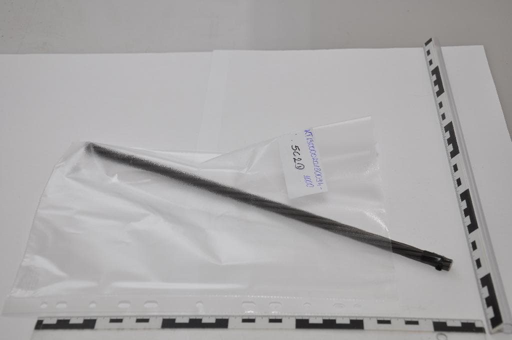 Sodrott huzal nem rozsdamentes acélból, 3 mm-t meghaladó keresztmetszetű, nem bevont, legfeljebb 18 huzalból áll, legalább 0,6 tömegszázalék széntartalommal.
A termék különböző méretben érkezik: a 12,5 mm átmérőjű 7 szálból, a 12,9 mm-es 8 szálból, a 9,3 mm-es 6 szálból áll. A rendelkezésre bocsátott termékmintán elvégzett vizsgálatok alapján a termék egyszer sodrott, balsodrású, 6 fémhuzalból és 1 fémmagból áll. A termék 9,4 mm átmérőjű, fényes sötétszürke színű, a külső huzalok és a maghuzal is 3,2 mm átmérőjűek. 
A gazdálkodó nyilatkozata alapján a termék anyaga nem rozsdamentes acél, illetve nem galvanizált acél.
A gazdálkodó nyilatkozata alapján a terméket elő- és utófeszített szerkezeteknél, továbbá földhorgonyzási rendszereknél (pl.: lyukacsos födémpanelek, hídgerendák, áthidalók, vasúti aljak, cölöpök, hidak, födémek, stb.) használják.
A termék felületi főkomponense vas, a felső réteg leoldása utána a termék főkomponense vas, krómtartalma kevesebb mint 0,3 m/m%. A benyújtott dokumentumban ("Mill Test Certificate") foglaltak alapján a termék széntartalma 0,82 m/m%.
