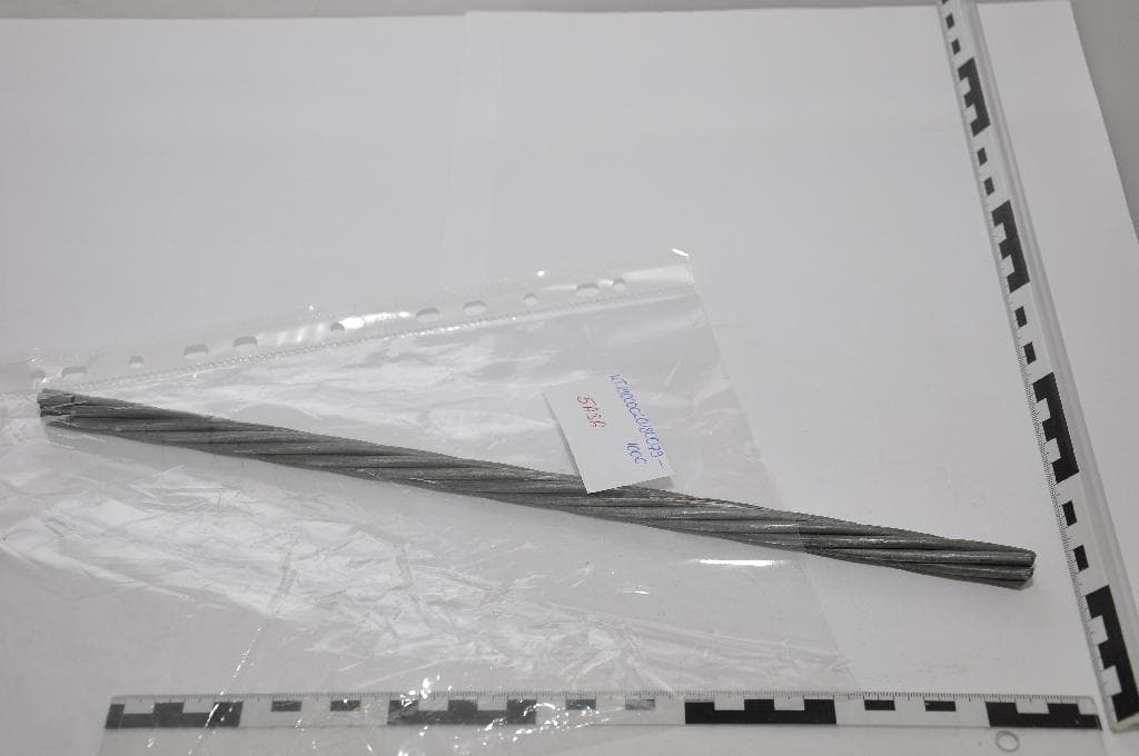 Sodrott huzal nem rozsdamentes acélból, 3 mm-t meghaladó keresztmetszetű, cinkkel bevont, legfeljebb 18 huzalból áll, legalább 0,6 tömegszázalék széntartalommal.
A termék különböző méretben érkezik: a 12,5 mm átmérőjű 7 szálból, a 12,9 mm-es 8 szálból, a 9,3 mm-es 6 szálból áll.  
A rendelkezésre bocsátott termékmintán elvégzett vizsgálatok alapján a termék egyszer sodrott, balsodrású, 6 fémhuzalból és 1 fémmagból áll. A termék 13,5 mm átmérőjű, matt szürke színű, a külső huzalok 4,3 mm, a maghuzal 4,8 mm átmérőjű. A központi huzal átmérője a külső hat huzal átmérőjénél több mint 3 %-kal nagyobb. 
A gazdálkodó nyilatkozata alapján a termék anyaga nem rozsdamentes acél, illetve nem galvanizált acél.
A gazdálkodó nyilatkozata alapján a terméket elő- és utófeszített szerkezeteknél, továbbá földhorgonyzási rendszereknél (pl.: lyukacsos födémpanelek, hídgerendák, áthidalók, vasúti aljak, cölöpök, hidak, födémek, stb.) használják.
A termék felületi főkomponense cink, a felső réteg leoldása után a termék főkomponense vas, krómtartalma kevesebb mint 0,3 m/m%. A benyújtott dokumentumban ("Mill Test Certificate") foglaltak alapján a termék széntartalma 0,82 m/m%.