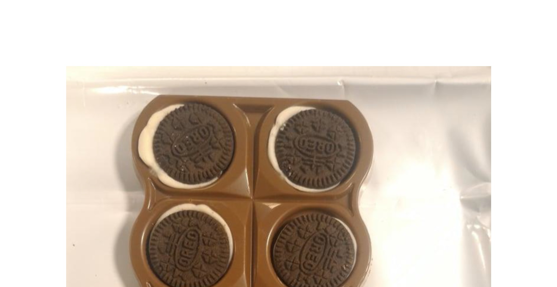 A termék kiskereskedelmi kiszerelésű táblás tejcsokoládé, melyben 20 Mini Oreo keksz, fehér színű tejes krém valamint csokoládé töltet található, de nincs csokoládéval teljesen bevonva, így a termék áruosztályozási szempontból nem minősül töltöttnek.
Az ügyfél nyilatkozata alapján a termék összetevői: cukor, búzaliszt, kakaóvaj, sovány tejpor, növényi zsírok (pálma és pálmamag), kakaómassza, tejsavópor, tejzsír, zsírszegény kakaópor (1,5%), glükóz-fruktózszirup, búzakeményítő, emulgeálószerek (szója lecitin, napraforgó lecitin), térfogatnövelők (kálium-hidrogén-karbonát, ammónium-hidrogén-karbonát, nátrium-hidrogén-karbonát), só, aromák. A termék mogyorót tartalmazhat.