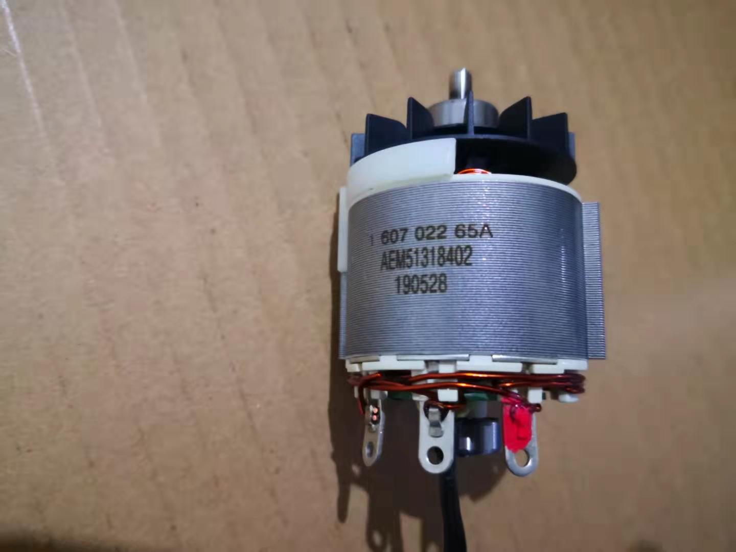 A termék kommutátort nem tartalmazó, egyenáramú (DC) motor, amely az alábbi jellemzőkkel rendelkezik:
külső átmérő: 43 mm
névleges fordulatszám: 24430 rpm
névleges tápfeszültség: 18 V
kimenő teljesítmény: 422 W
üresjárati áramerősség: 3 A
maximális hatékonyság: 79%.
A termék villamos energiát alakít át mechanikai energiává. Akkumulátoros fúró- és csavarmeghajtó gépbe (PSR 18 LI-2 Ergo kéziszerszámba) kerül beépítésre.
A termék anyaga: vas (acél), réz, műanyag és elektronikai komponensek. Az alábbi alkatrészekből áll: állórész, forgórész, tengely, csapágy, vezetékek, ventilátor, présmassza, csatlakozó, távtartó.