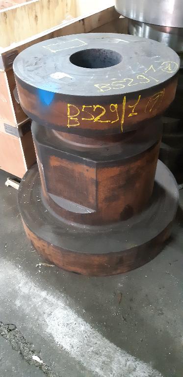 A rendelkezésre álló dokumentumok alapján a termék rozsdamentes acélból készült, kör keresztmetszetű, félkész termék. Ráerősített szerelvényeket nem tartalmaz.
Alapanyag: AISI410 (ASTM A 276) minőségű rozsdamentes acél
Termék előállításának módja: szabadalakító kovácsolás és nagyoló forgácsolás mely utóbbi a termék gyártása során esetlegesen előforduló hibák (anyaghiány, repedés) azonnali felismerhetőségét hivatott végezni.
Hőkezelt állapot: nemesítve. Keménység: 174-235 HB.
Tömeg: cca. 840 kg
Azonosító rajzszám: 8019 A
Felhasználását tekintve kútelzáró fejek gyártásához használatos.
Összetétele: 
szén (0,07-0,15 m/m%), 
szilícium (0,19-0,54 m/m%), 
mangán (0,40-0,80 m/m%), 
foszfor (0,00-0,025 m/m%), 
kén (0,00-0,025 m/m%), 
króm (11,00-14,00 m/m%), 
molibdén (0,00-0,20 m/m%),
nikkel (0,00-1,00 m/m %),
vanádium (0,00-0,10 m/m %).