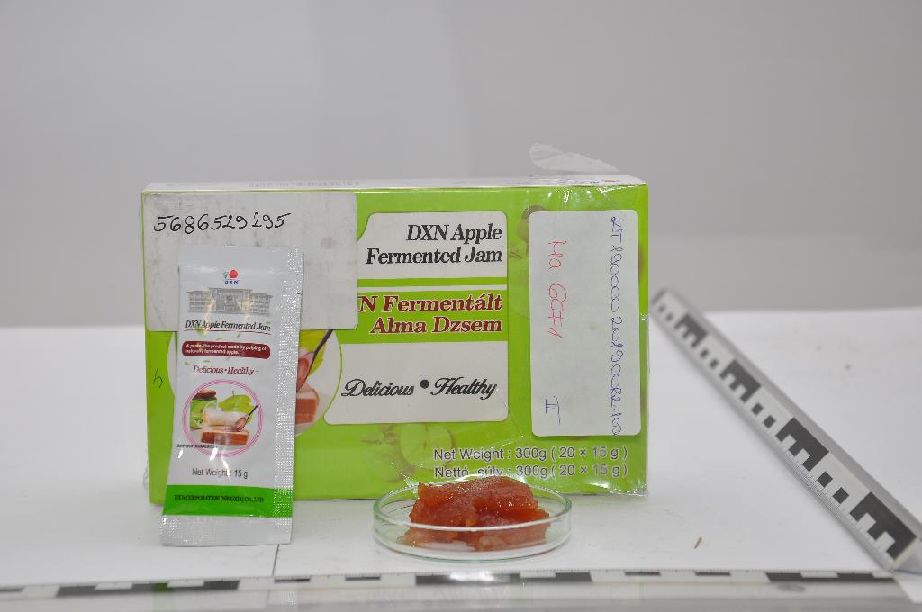 A termék pasztaszerű almadzsem, mely sárgásbarna színű, fényes felületű, sűrű, homogén, kenhető állagú, fermentált, édes, gyümölcsös, kissé savanykás illatú és ízű készítmény. A csatolt részletes gyártástechnológia alapján a termék-előállításának lépései: alma gyümölcs, mosás, szárítás, vágás, súlymérés, cukor hozzáadás, keverés, fermentálás, elválasztás, pépesítés-zúzás, főzés-keverés, töltés, csomagolás.
A  termék kenhető kenyérre, süteményre, desszertre, fogyasztható hideg vagy meleg vízzel elkeverve is.
A csatolt termék-összetételi dokumentumban található információk alapján a termék összetétele 49,75 % alma, citromsav és cukrok. Az elvégzett laboratóriumi vizsgálatok alapján a termék alkoholtartalma 0,5 V/V % alatti, oldható szárazanyag tartalma 60,1 m/m %. A 20. Árucsoporthoz tartozó Kiegészítő megjegyzések 2. a) pontja alapján a termék (különféle cukrok szacharózban kifejezett mennyisége) cukortartalma 57,1 m/m %.
A termék kiskerekedelmi forgalom számára kiszerelt, nettó súlya 300 g, 20 x 15 g-os tasakokban.