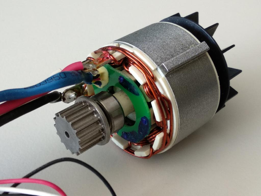 A termék kommutátort nem tartalmazó, egyenáramú (DC) motor, amely az alábbi jellemzőkkel rendelkezik:
külső átmérő: 43 mm
névleges fordulatszám: 20800 rpm
névleges tápfeszültség: 10,8 V
kimenő teljesítmény: 270 W
üresjárati áramerősség: 2 A
maximális hatékonyság: 76%.
A termék villamos energiát alakít át mechanikai energiává. Felsőmaró gépbe (GKF 12V-8 kéziszerszámba) kerül beépítésre, a hajtóegység része.
A termék anyaga: acél, mágnes, műanyag. Az alábbi alkatrészekből áll: tengely, lemez alkatrészek, acél csapágy, ferrit, rézhuzal, műanyag alkatrész, üvegszálas epoxigyanta alkatrész (PCBA).