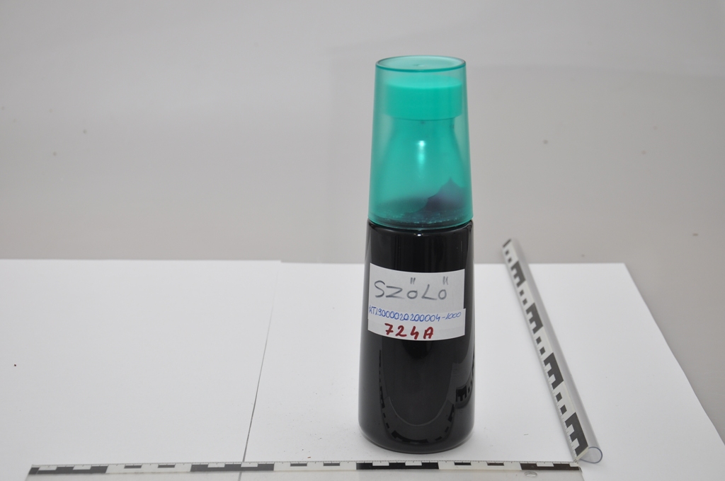 Az elvégzett érzékszervi és laboratóriumi vizsgálatok alapján a minta sötétlila színű, fényes felületű, üledékmentes, édes, szőlőre emlékeztető illatú és ízű, könnyen folyó, ragadós állagú folyadék, mely hígítás nélkül közvetlenül nem fogyasztható. A mintából etil-alkohol nem mutatható ki. Cukortartalma: fruktóz: 25,3 m/m %; glükóz: 26,2 m/m %; szacharóz: 0,6 m/m %. Száraz oldható szermaradvány tartalom, azaz a szacharóz tartalom (ide értve a szacharózban kifejezett más cukrokat is): 54,5 m/m %. A jogosult nyilatkozata szerint a termék nádcukorból készült.
A termék felhasználását tekintve hígítást követően üdítőitalként kerül forgalomba.
A csatolt dokumentumok alapján a termék összetétele: víz, cukor, citromsav, természetes szőlő aroma. Az gyártástechnológia szerint a cukorszirupot készítik el először, 30 percig forralják a teljes oldódásig, majd lehűlés után hozzáadják a többi összetevőt.
A termék ízesített cukorszirup, kevesebb mint 70 tömegszázalék szacharóz-tartalommal (beleértve a szacharózban kifejezett invertcukrot is). A vizsgálatok eredménye és a nyilatkozat alapján a hozzáadott nádcukor mennyisége nem éri el a nettó 65 tömegszázalékot.