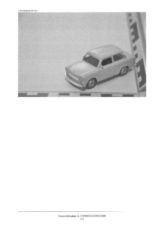 A termék vajszínű színű, fémből készült öntött játékautó, Trabant 601 elnevezéssel. A termék méretei: hossza 73,7 mm, szélessége 31,1 mm, magassága 28,9 mm.
A termék személyek (felnőttek vagy gyermekek) szórakoztatására szánt játék.
A termék fémből készült szabadonfutó Trabant személygépkocsi, amely csomagolásán feltüntetett szöveg szerint arányos modell, a méretarányt nem tartalmazza, az ajtók nem nyithatóak, a beltéri kidolgozása nem részletes, a kormány nem mozgatható, az első tengely nem kormányozható. A kerekei forognak, motorral nincs ellátva.