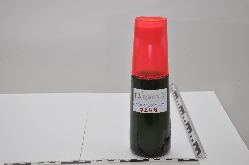 A KTF kérelemhez megküldött minta 650 ml-es, rózsaszín, csavaros műanyag kupakkal lezárt, átlátszó, piros színű műanyag üvegben érkezett vizsgálatra. A műanyag üveg tetejére egy piros színű, áttetsző, műanyag poharat helyeztek. 
Az elvégzett érzékszervi és laboratóriumi vizsgálatok alapján a minta zöld színű, fényes felületű, üledékmentes, ánizsos illatú és savanykás ízű, könnyen folyó, ragadós állagú folyadék, mely hígítás nélkül közvetlenül nem fogyasztható. A mintából etil-alkohol nem mutatható ki. Cukortartalma: fruktóz: 23,2 m/m %; glükóz: 23,8 m/m %; szacharóz: 1,3 m/m %. Száraz oldható szermaradvány tartalom, azaz a szacharóz tartalom (ide értve a szacharózban kifejezett más cukrokat is): 50,6 m/m %.
A termék felhasználását tekintve hígítást követően üdítőitalként kerül forgalomba.
A csatolt dokumentumok alapján a termék összetétele: víz, cukor, citromsav, tárkony aroma. A jogosult nyilatkozata szerint a termék nádcukorból készült, 54 tömegszázalék szacharózt tartalmaz.
A termék ízesített cukorszirup, kevesebb, mint 70 tömegszázalék szacharóz-tartalommal (beleértve a szacharózban kifejezett invertcukrot is). A vizsgálatok eredménye és a nyilatkozat alapján a hozzáadott nádcukor mennyisége nem éri el a nettó 65 tömegszázalékot.