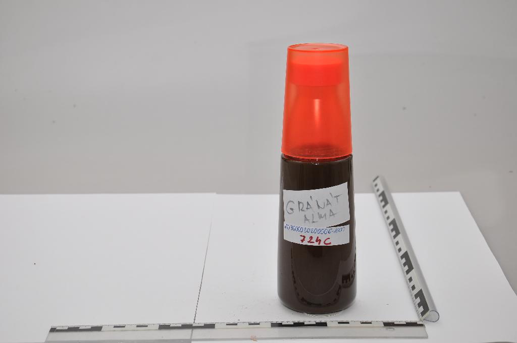 A KTF kérelemhez megküldött minta 650 ml-es, rózsaszín, csavaros műanyag kupakkal lezárt, átlátszó, piros színű műanyag üvegben érkezett vizsgálatra. A műanyag üveg tetejére egy piros színű, áttetsző, műanyag poharat helyeztek. 
Az elvégzett érzékszervi és laboratóriumi vizsgálatok alapján a minta sötétpiros színű, fényes felületű, üledékmentes, fanyar, gránátalmára emlékeztető illatú és savanykás, gránátalmára emlékeztető ízű, könnyen folyó, ragadós állagú folyadék, mely hígítás nélkül közvetlenül nem fogyasztható. A mintából etil-alkohol nem mutatható ki. Cukortartalma: fruktóz: 14,7 m/m %; glükóz: 14,4 m/m %; szacharóz: 20,9 m/m %. Száraz oldható szermaradvány tartalom, azaz a szacharóz tartalom (ide értve a szacharózban kifejezett más cukrokat is): 52,7 m/m %.
A termék felhasználását tekintve hígítást követően üdítőitalként kerül forgalomba.
A csatolt dokumentumok alapján a termék összetétele: víz, cukor, citrom sav, gránátalma aroma. A jogosult nyilatkozata szerint a termék nádcukorból készült, 54 tömegszázalék szacharózt tartalmaz.
A termék ízesített cukorszirup, kevesebb, mint 70 tömegszázalék szacharóz-tartalommal (beleértve a szacharózban kifejezett invertcukrot is). A vizsgálatok eredménye és a nyilatkozat alapján a hozzáadott nádcukor mennyisége nem éri el a nettó 65 tömegszázalékot.