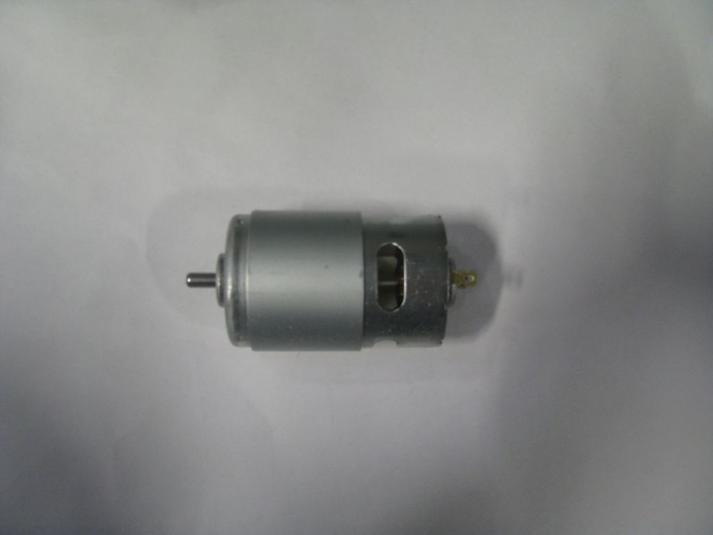 A termék kommutátort tartalmazó, egyenáramú (DC) motor, amely az alábbi jellemzőkkel rendelkezik:
külső átmérő: 42,4 mm
névleges fordulatszám: 20500 rpm
névleges tápfeszültség: 18 V 
kimenő teljesítmény: 528 W
üresjárati áramerősség: 2,8 A
maximális hatékonyság: 73 %.
A termék villamos energiát alakít át mechanikai energiává. Akkus beszúrófűrész kéziszerszámba (PST 18 Li) kerül beépítésre.
A termék anyaga: acél, mágnes, réz, műanyag. Az alábbi alkatrészekből áll: tengely, lemez alkatrészek, acél csapágy, kommutátor, szénkefe, ferrit, rézhuzal, műanyag alkatrész.
