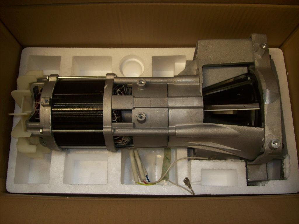 A termék az alábbi elemekből épül fel:
- egy egyfázisú váltóáramú (AC) motor kondenzátorral, melynek kimenő teljesítménye 2500W;
- egy fogaskerekes bolygómű;
- egy vágópenge.
 A váltóáramú motor, a bolygómű és a vágópenge szervesen egybe van építve.
A termék hajtási- és vágási egységet tartalmaz, mely kerti aprító és szecskázó gépbe kerül beépítésre. A kerti gép ágak, gallyak aprítására és darabolására szolgál (mely nem tárgya a határozatnak).